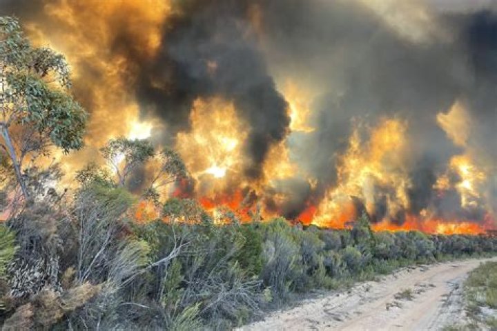 Homes lost as massive Perth bushfire spreads