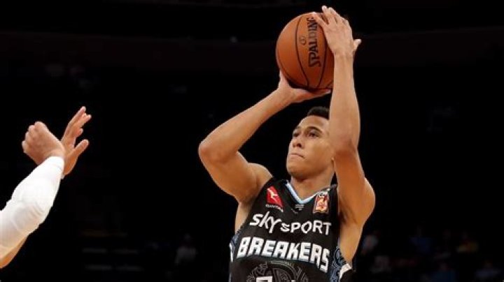 RJ Hampton's NBA draft selection goes viral after family member tosses team hat moments after low pick